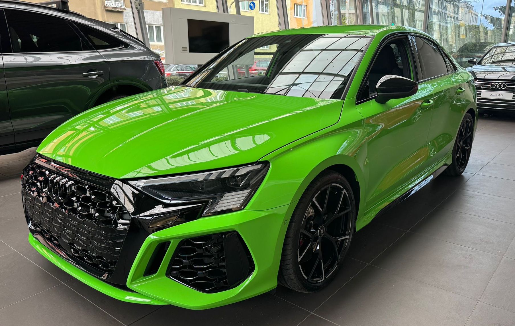 Audi RS3 limuzína | nové auto skladem | sportovní auto | 400 koní | zelená metalíza | super cena | ihned k předání | nákup online na AUTOiBUY.com